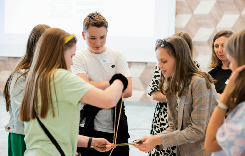 Młodzi ludzie w szkolę, grają w grę edukacyjną