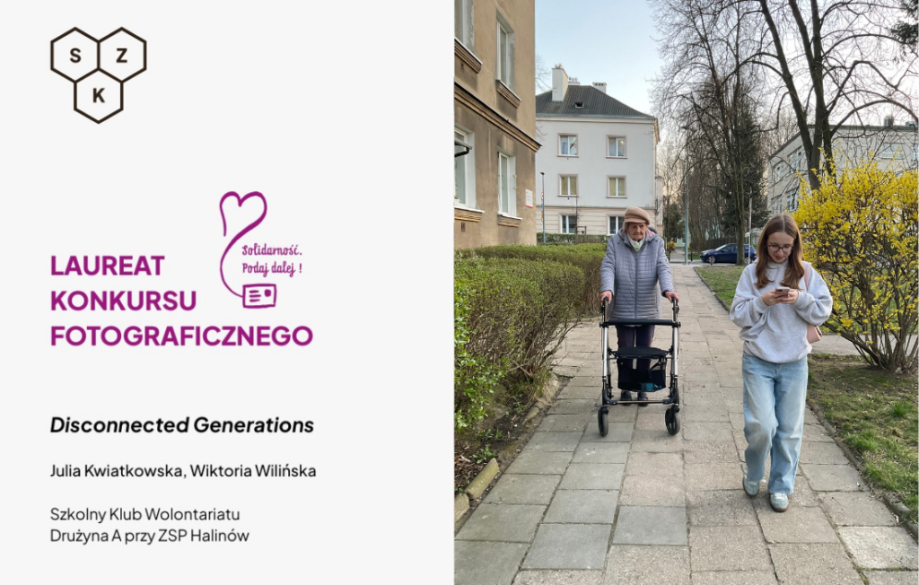 konkurs solidarność podaj dalej wygrało zdjęcie Disconnected Generations, któe przedstawia dziewczynkę na spacerze używającą smartphona a za nią idącą starszą osobępchającą wózeczek