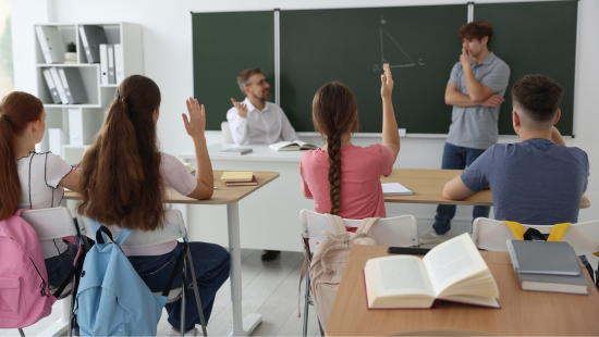 dyscyplina w klasie; uczniowie siedzący w klasie podczas lekcji matematyki